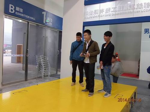 广发体育,(中国)科技公司参展2014绵阳科博会-观众对全向移动平台表现了浓厚的兴趣.jpg