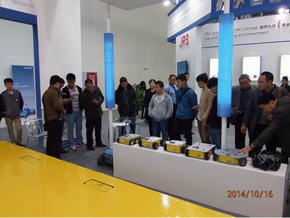 广发体育,(中国)科技公司参展2014绵阳科博会-技术人员向观众演示机器人.jpg